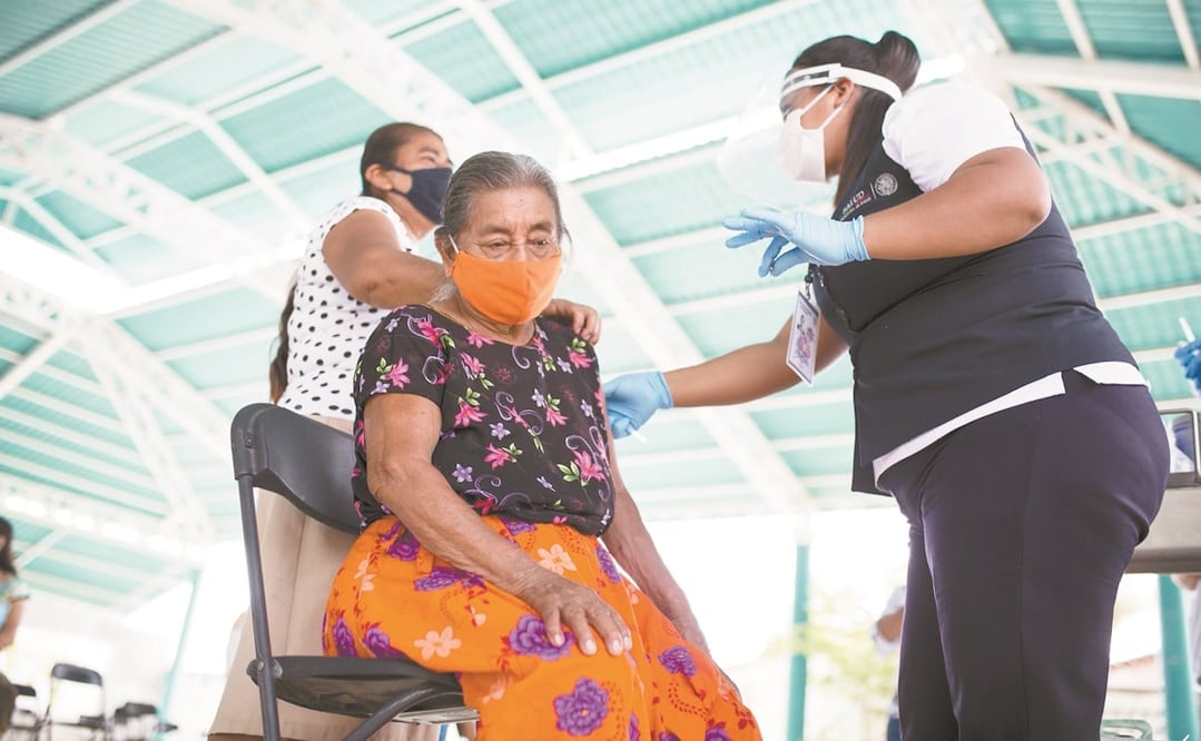 En un día, se tenía previsto vacunar a 140 personas de la nación zoque y a habitantes de las poblaciones aledañas en el centro de salud de General Pascual Fuentes. Sólo 10 ancianos se atrevieron a bajar de la selva. Fotos: MARIO ARTURO MARTÍNEZ