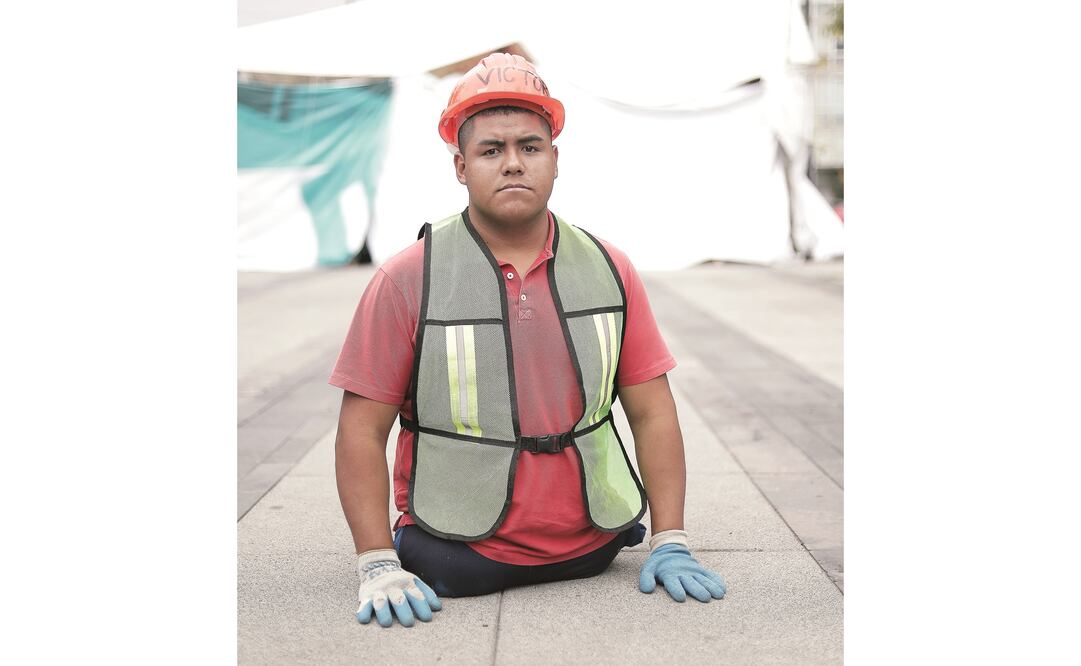 Al enterarse de que una niña había quedado atrapada entre los escombros de una escuela, Víctor tomó la determinación de ir hasta ese sitio para participar en su rescate. (ALEJANDRO ACOSTA. EL UNIVERSAL)