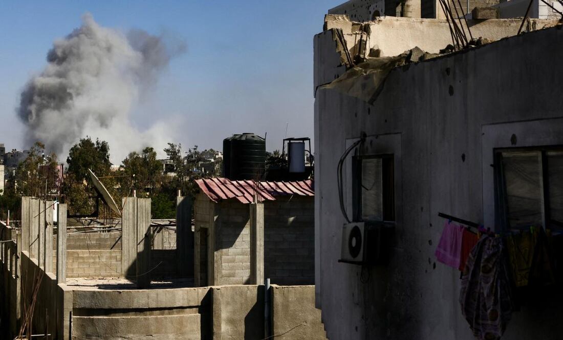 Columnas de humo tras un ataque israelí en Jabalia, en el norte de la Franja de Gaza, el 21 de mayo de 2025. Los países europeos intensificaron la presión sobre Israel para que abandonara su intensificada campaña en Gaza y permitiera el ingreso de más ayuda al territorio devastado por la guerra, donde, según informaron los rescatistas, el 21 de mayo nuevos ataques causaron la muerte de al menos 19 personas. Foto: AFP