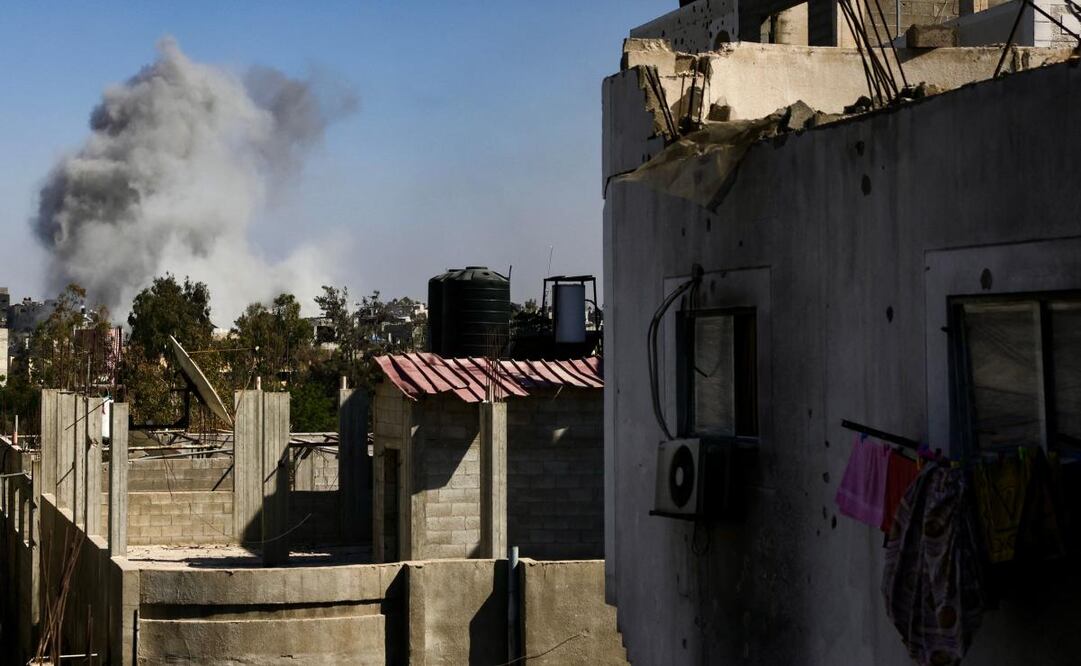 Columnas de humo tras un ataque israelí en Jabalia, en el norte de la Franja de Gaza, el 21 de mayo de 2025. Los países europeos intensificaron la presión sobre Israel para que abandonara su intensificada campaña en Gaza y permitiera el ingreso de más ayuda al territorio devastado por la guerra, donde, según informaron los rescatistas, el 21 de mayo nuevos ataques causaron la muerte de al menos 19 personas. Foto: AFP