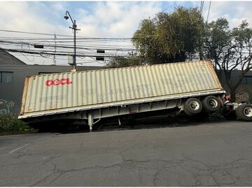 Contenedor de un tráiler cae en socavón en calles de la alcaldía Azcapotzalco VIDEO
