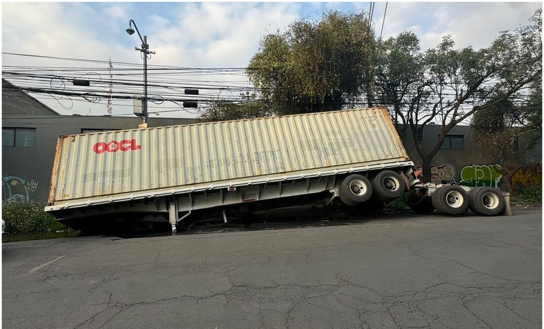 Tráiler cae en socavón. Foto: @LisetGlezG