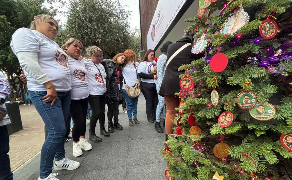 Madres buscadoras colocan esferas con fotos de sus familiares desaparecidos (15/12/2025). Foto: Especial
