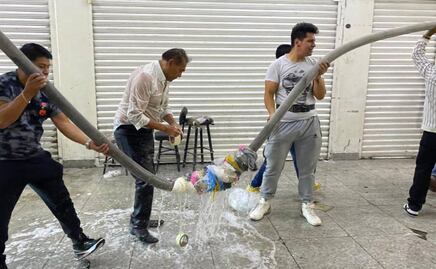 "Así banda"; locatarios y vecinos de Tepito apoyan a bomberos para combatir el incendio en bodega de calzado, VIDEO