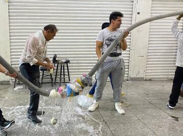 "Así banda"; locatarios y vecinos de Tepito apoyan a bomberos para combatir el incendio en bodega de calzado, VIDEO