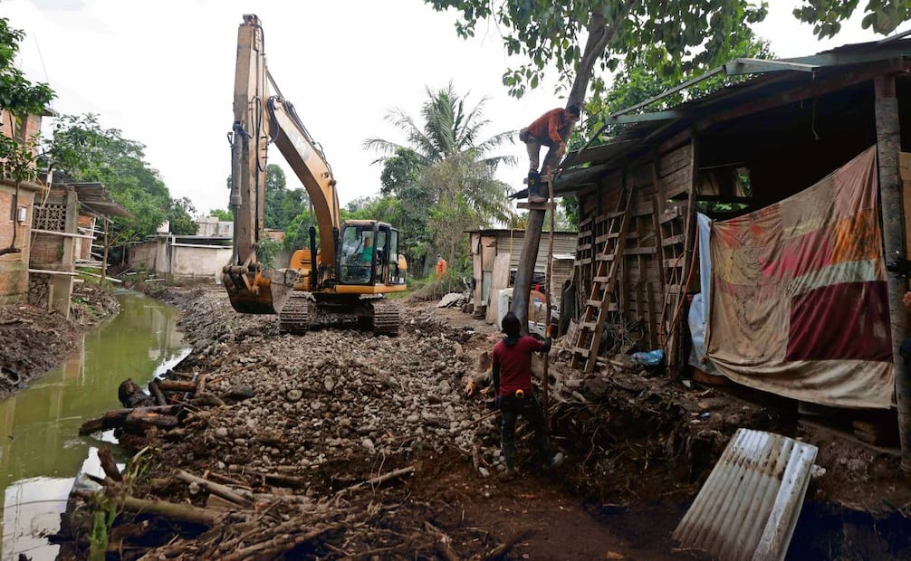 A dos meses de las inundaciones de Poza Rica, en calles enteras aún se ve maquinaria pesada que retira escombros y desazolva el drenaje que acumula toneladas de basura. Foto: Diego Simón Sánchez / EL UNIVERSAL
