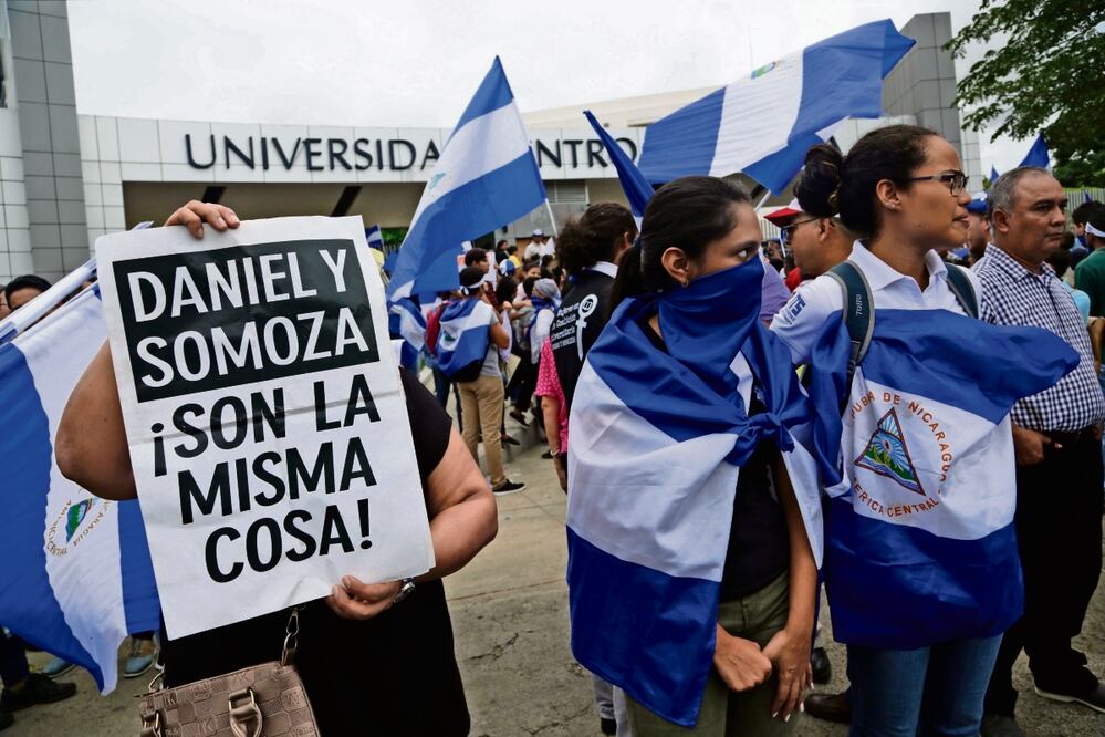 Manifestantes, afuera de la jesuita Universidad Centroamericana, en Managua en agosto de 2018. Foto: AP