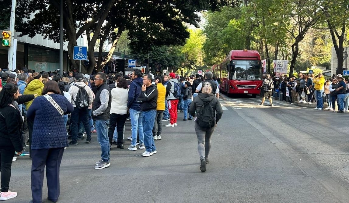 Bloqueo del STUNAM en Insurgentes Sur; protesta frente a Hacienda provoca caos vial. Foto: Especial