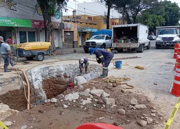 Atienden socavón y fuga de agua en Calzada de los Misterios; trabajos afectan la circulación en la GAM