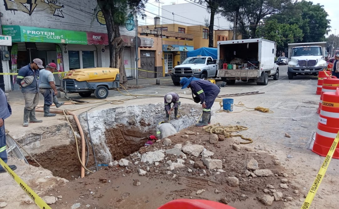 Atienden socavón y fuga de agua en Calzada de los Misterios; trabajos afectan la circulación en la GAM. Foto: Fabián Evaristo