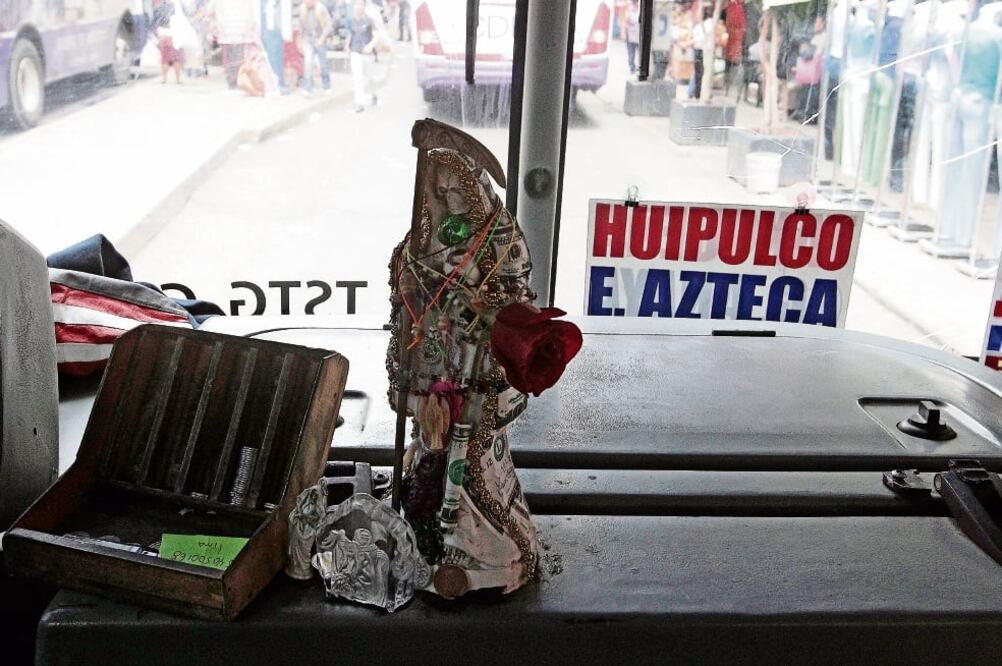Otra de las características del transporte urbano son los adornos. Algunos conductores llevan su fe en el tablero, como imágenes de la Santa Muerte, de Cristo, ángeles o afiches de la abundancia para que no les falte suerte y pasaje (ALEJANDRO ACOSTA)