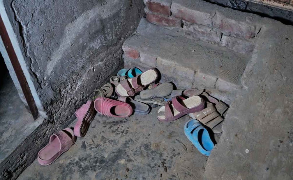 Zapatillas de niños abandonadas en el lugar donde se derrumbó un centro de tutoría en construcción, en las afueras de Lahore, Pakistán, el martes 30 de junio de 2026. Foto: AP