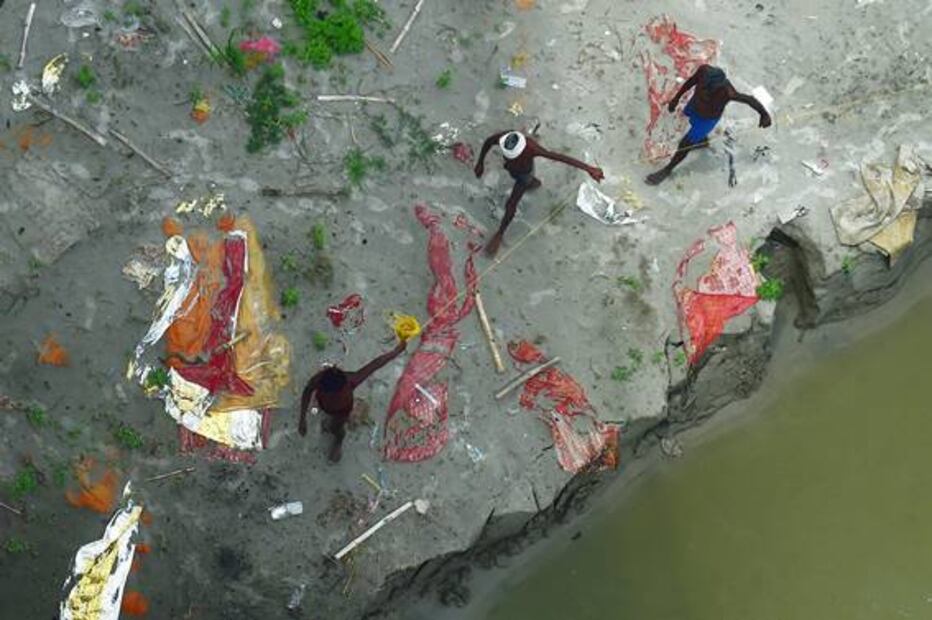 El Ganges deja al descubierto tumbas de muertos por Covid-19 en India