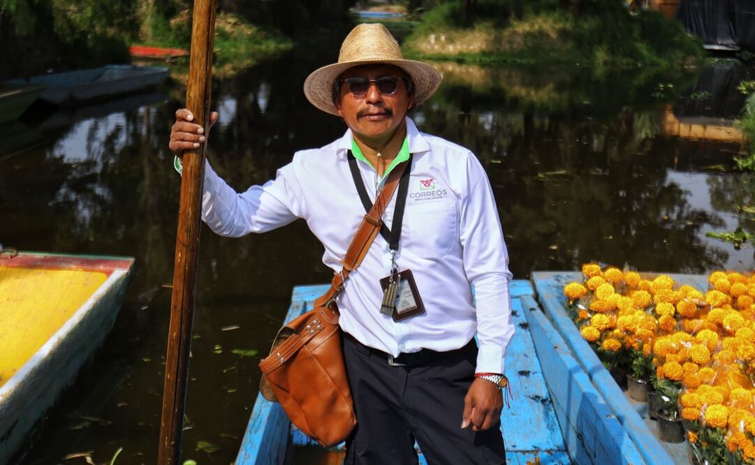 Luis Alfaro Arellano leva más de 32 años entregando cartas. Foto: Fernanda Rojas | El Universal
