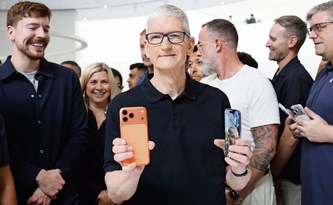 Tim Cook, director ejecutivo de Apple muestra el iPhone 17 Pro y el iPhone 17 Air durante la presentación de sus nuevos modelos en la sede de la compañía en Cupertino, California. Foto: John G. Mabanglo / EFE