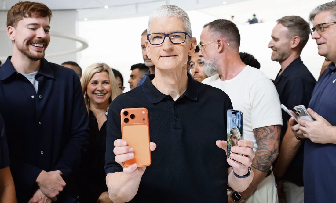 Tim Cook, director ejecutivo de Apple muestra el iPhone 17 Pro y el iPhone 17 Air durante la presentación de sus nuevos modelos en la sede de la compañía en Cupertino, California. Foto: John G. Mabanglo / EFE