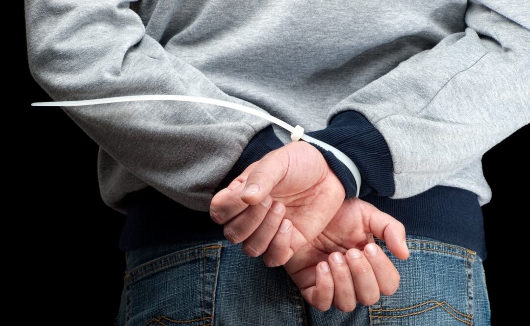 Muchas aerolíneas cargan con dispositivos para sujetar a los pasajeros disruptivos, como esposas de plástico. Foto: iStock