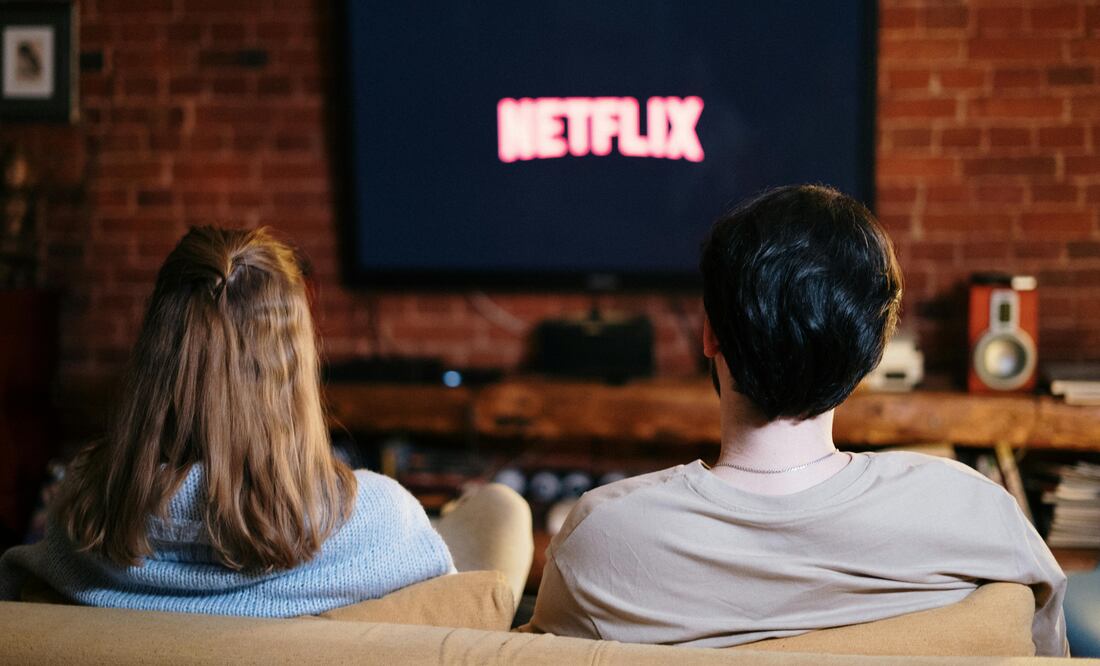Netflix prevé ahora unos ingresos para todo el ejercicio 2025 de entre 44 mil 800 y 45 mil 200 millones de dólares frente a los 43 mil 500 y 44 mil 500 millones que pronosticó en abril. Foto: Archivo/ Pexels. cottonbro studio