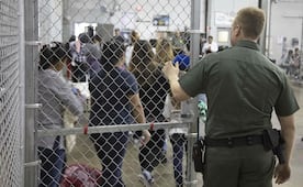 Denuncian golpizas y otros abusos en centro de detención de migrantes en Texas; "es un desastre de derechos humanos", acusan activistas