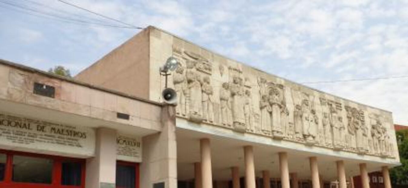 La torre del logo del metro Normal que un temblor fracturó