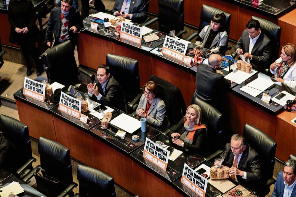 Senadores de Movimiento Ciudadano colocaron carteles en sus escaños durante la sesión ordinaria de ayer en el Senado de la República con los que manifestaron su posición, alejada de Morena y del PRI y el PAN. Foto: Gabriel Pano | El Universal