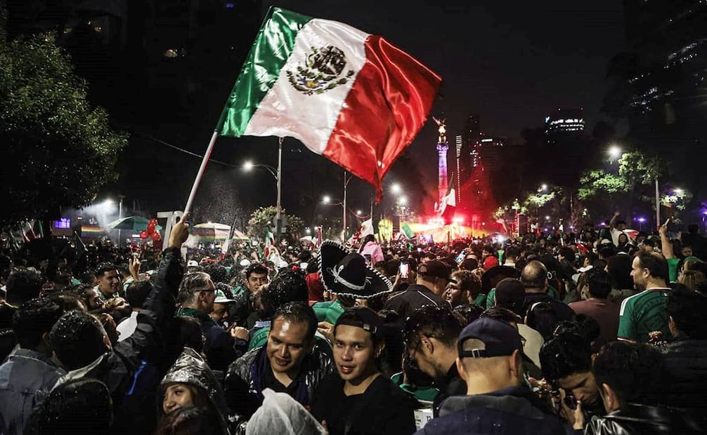 Festejos en el Ángel de la Independencia tras el partido México vs. Corea del Sur, el 18 de junio de 2026. Al igual que hace 40 años, niños y adultos se reunieron en las principales avenidas capitalinas para celebrar a su selección... y dejar toneladas de basura a su paso. Foto: Gabriel Pano/EL UNIVERSAL.