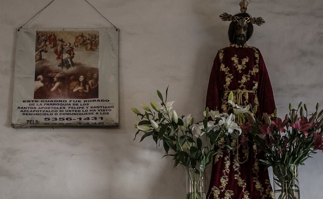 En el interior de la Parroquia de los Santos Apóstoles Felipe y Santiago, en Azcapotzalco, cuelga un cartel en el que se pide ayuda a la comunidad para encontrar una obra robada en 2019. Foto: Germán Espinosa. EL UNIVERSA