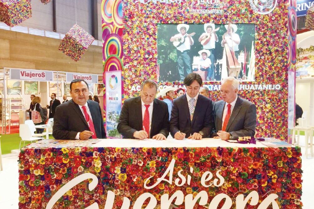 El secretario de Turismo estatal, Ernsto Rodríguez Escalona, durante la firma de un convenio con la empresa “Experiencias Genuinas”. (ESPECIAL)