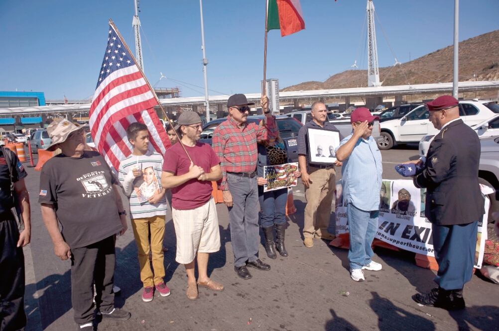 Veteranos de guerra de Estados Unidos deportados a México participan en una vigilia por su día, en la ciudad fronteriza de Tijuana. (DAVID MAUNG. EFE)