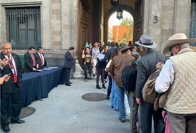 Llegan legisladores de Morena a reunión con AMLO en Palacio Nacional