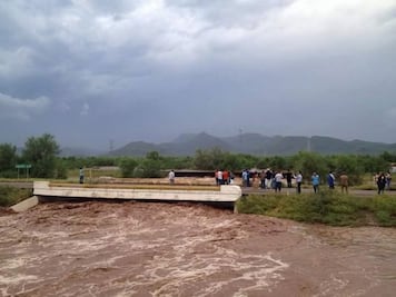 Cierran carreteras en Sonora por intensas lluvias
