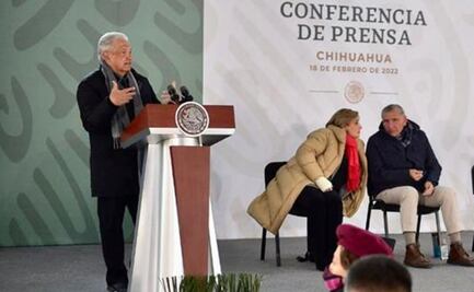 AMLO bromea con “mano malita” de la panista Maru Campos: “Está muy bien de la izquierda”