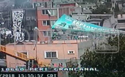 Fuertes vientos derriban espectacular en Gustavo A. Madero