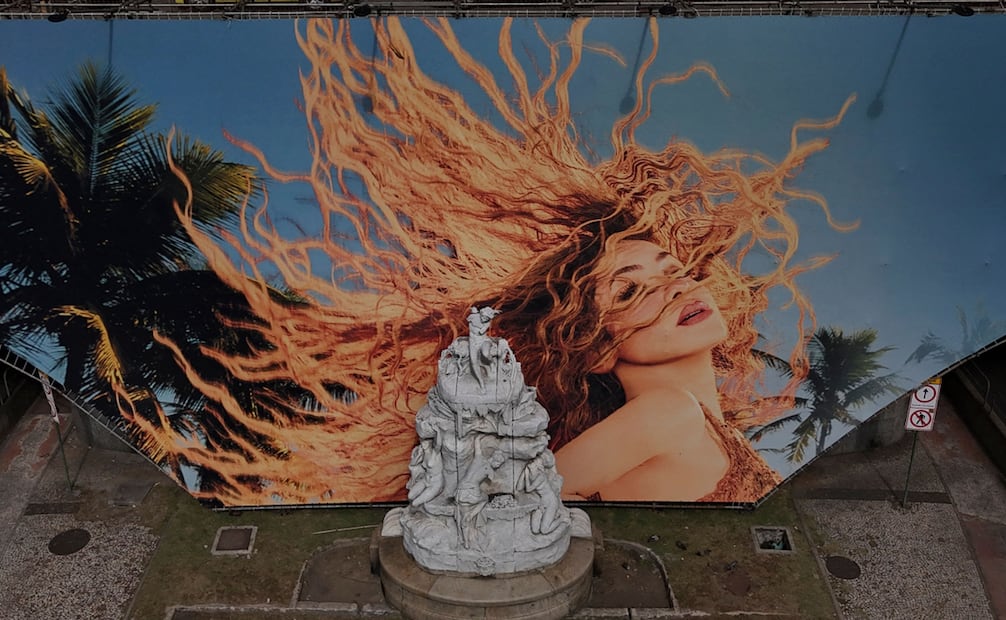 Una vista aérea muestra un anuncio del concierto de la cantante colombiana Shakira exhibido en el túnel de Leme, cerca de la playa de Copacabana en Río de Janeiro, Brasil, el 30 de abril de 2026. Foto de Pablo PORCIUNCULA / AFP.