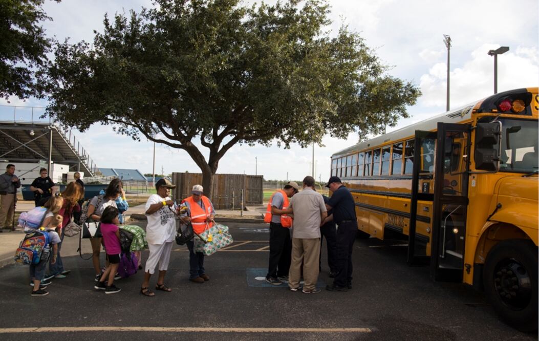 Varias personas en el Centro de Natación de Corpus Christie se preparan para ser trasladadas a San Antonio ante la inminente llegada del huracán Harvey. Foto: AP