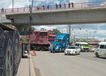 Tráiler es embestido por tren en el crucero de Teyahualco, en Tultepec