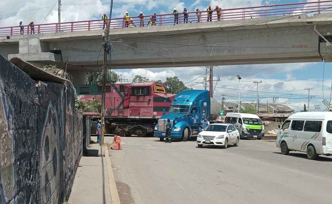 La locomotora embistió del lado derecho al tráiler de color azul. Foto: Especial