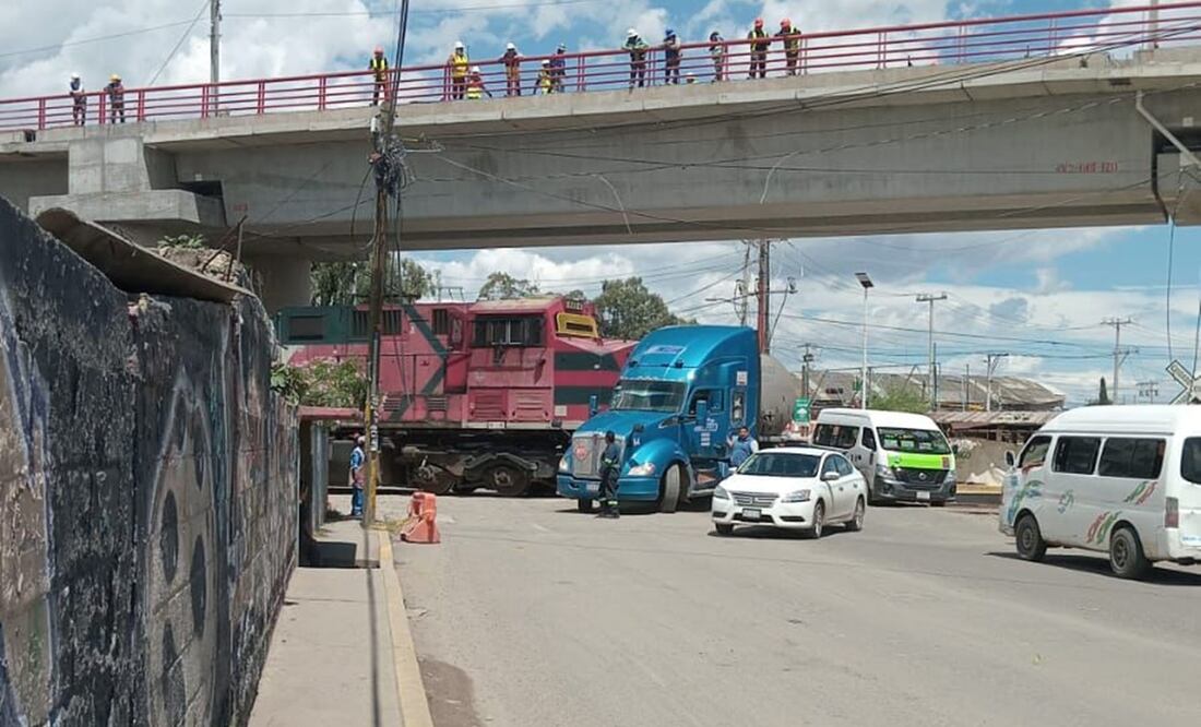 La locomotora embistió del lado derecho al tráiler de color azul. Foto: Especial