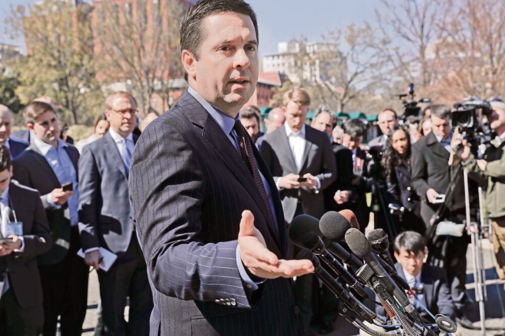 El presidente del Comité de Inteligencia de la Cámara de Representantes, Devin Nunes, con reporteros, ayer, afuera de la Casa Blanca, tras reunirse con el mandatario Donald Trump (PABLO MARTINEZ MONSIVAIS. AP)