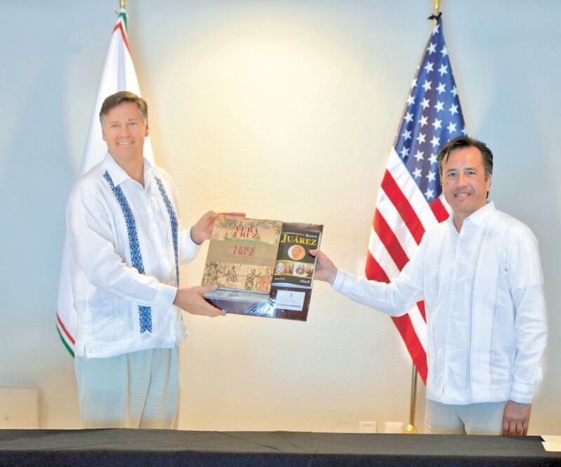 Christopher Landau y Cuitláhuac García. Foto: Especial