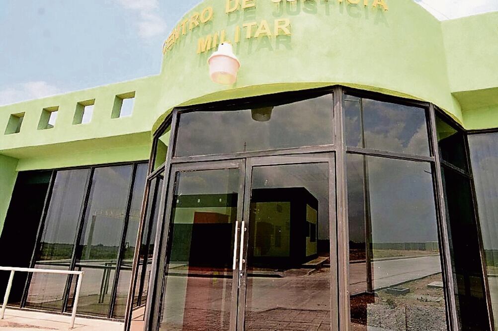 La tierra es árida, sin embargo, la milicia se afana en plantar arbolitos, cactáceas y coníferas para embellecer el lugar, ya es lo último que les falta para terminar la magna obra que inició el 27 de mayo de 2015 y habrá de ser inaugurada e(EL UNIVERSAL)