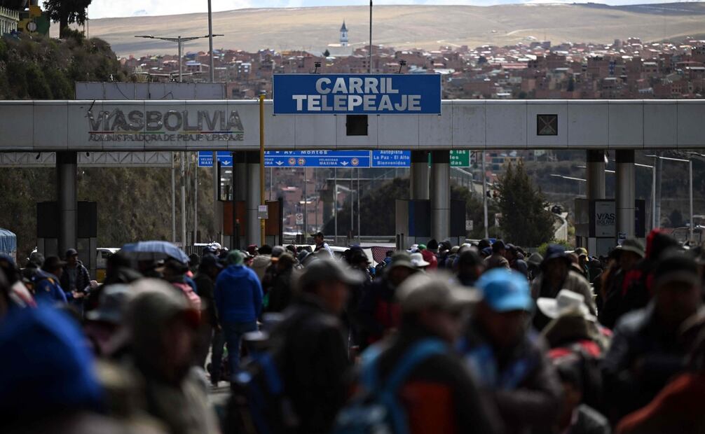 Manifestantes mantienen un bloqueo carretero en una de las principales vías de acceso a La Paz, en El Alto, Bolivia (29/05/2026). Foto: AFP)