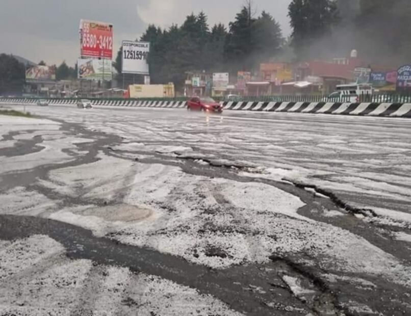 Granizada pinta de blanco carretera México-Toluca