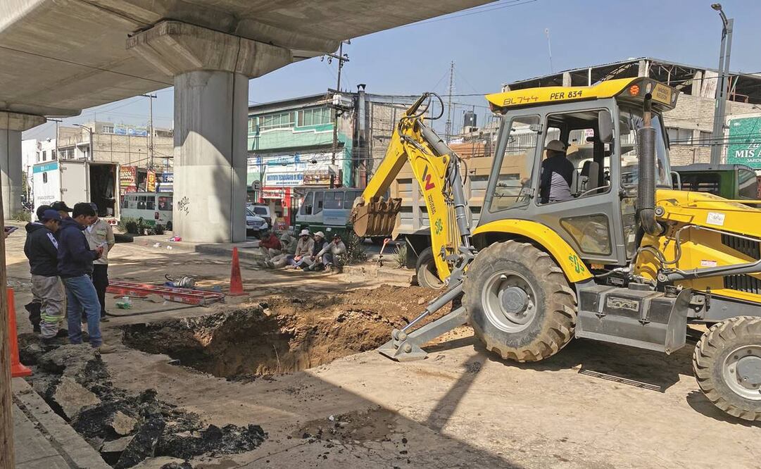 El socavón se registró sobre avenida Tláhuac, entre las estaciones Nopalera y Zapotitlán de la Línea 12 del Metro. El Sacmex prevé terminar la reparación hoy.
