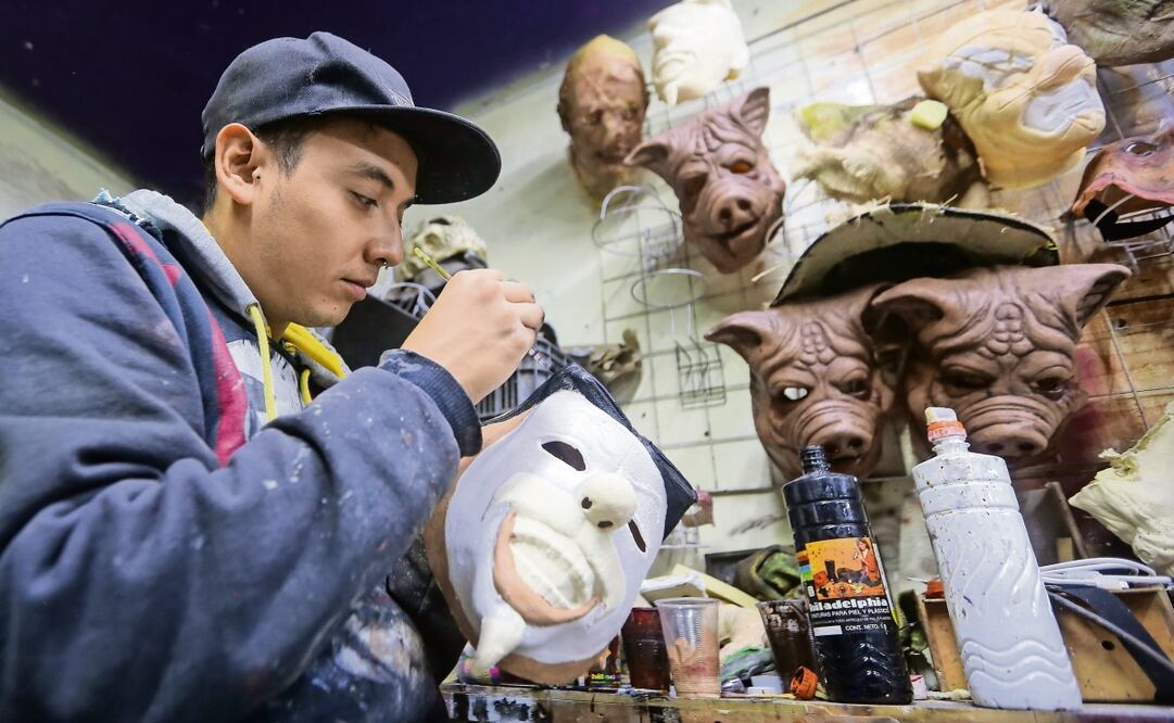 Elaboración de mascaras. Foto: Luis Camacho / EL UNIVERSAL