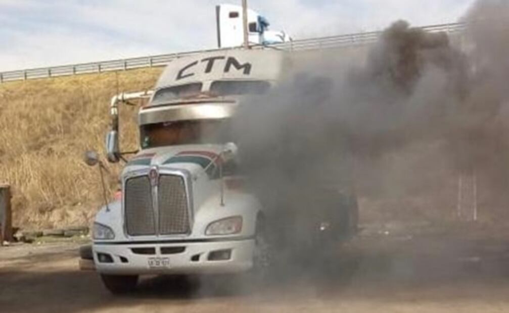 Incendian pipas en Texcoco por disputa de un pozo de agua 