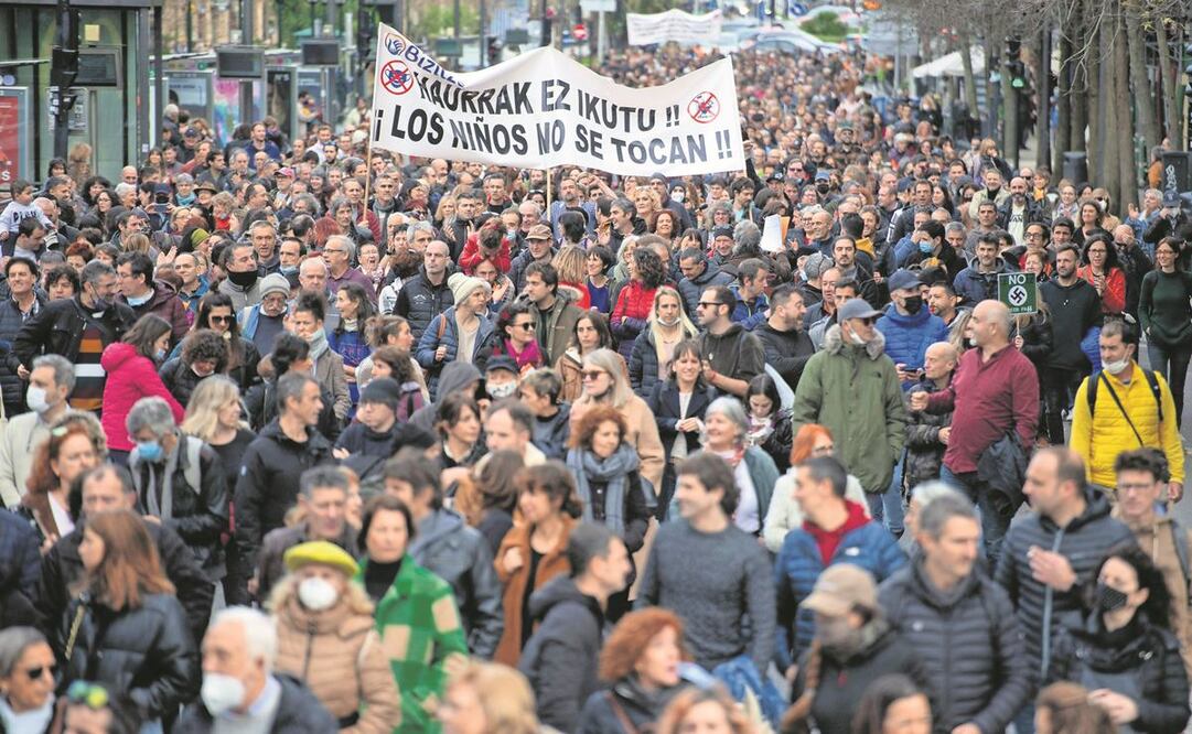 Manifestantes rechazaron la vacunación de menores y el pase sanitario en la ciudad española de San Sebastián. Foto: Ander Gillenea/ AFP.