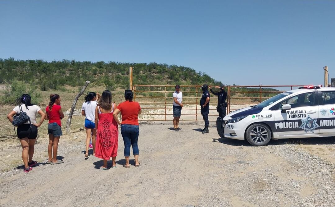 Familiares de los trabajadores han llegado al lugar donde se encuentra la mina, la cual ha sido resguardada por policías del municipio. Foto: Especial