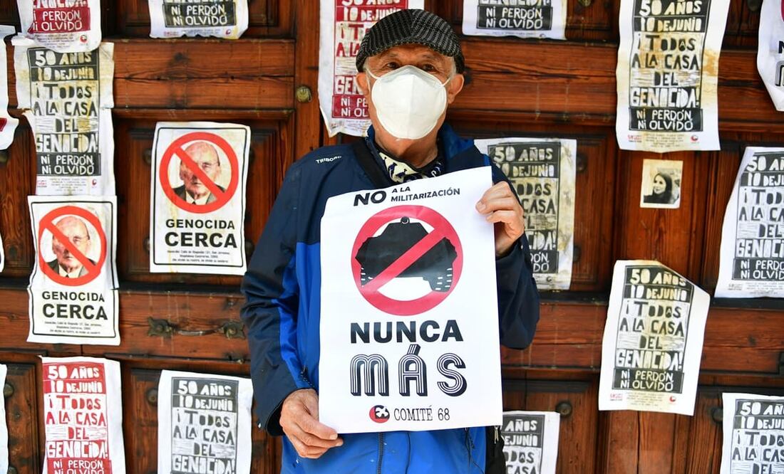 El Comité 68 se manifestó afuera de la casa del expresidente Luis Echeverría y exigió justicia por la represión de estudiantes del 10 de junio de 1971. Foto: Hugo García. EL UNIVERSAL