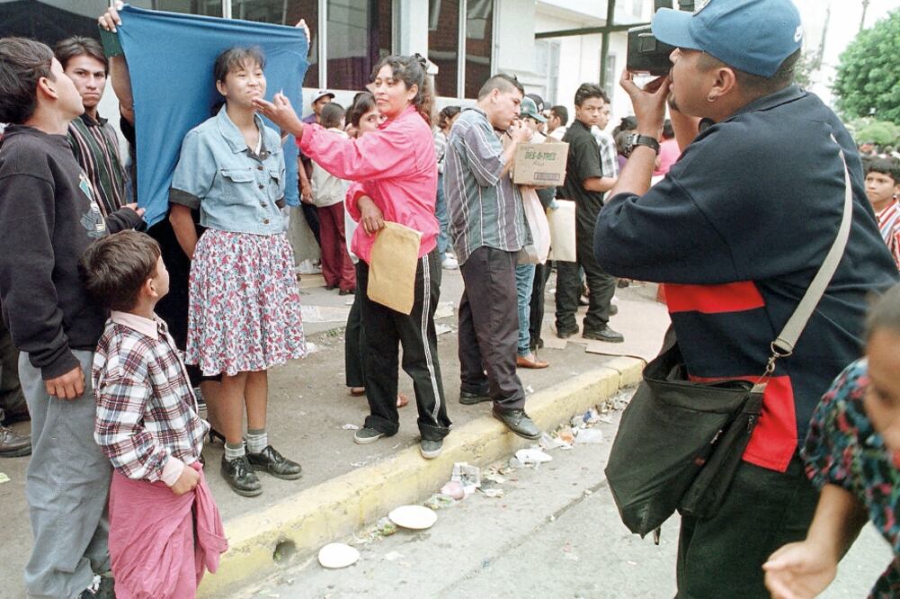 Una nicaragüense se toma una foto para solicitar la residencia en Costa Rica. (ARCHIVO. AP)